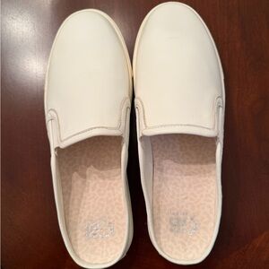 Gianni Bini slip on shoes sz 8
Very Good Condition!